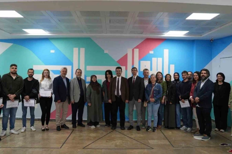 Üniversiteli gençler okul duvarlarını sanatla buluşturdu