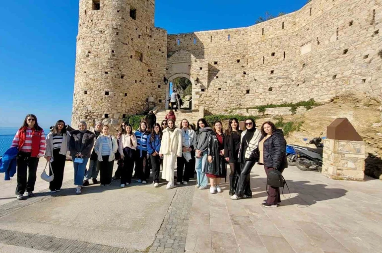 Üniversiteli öğrenciler Kuşadası’nda moral depoladı