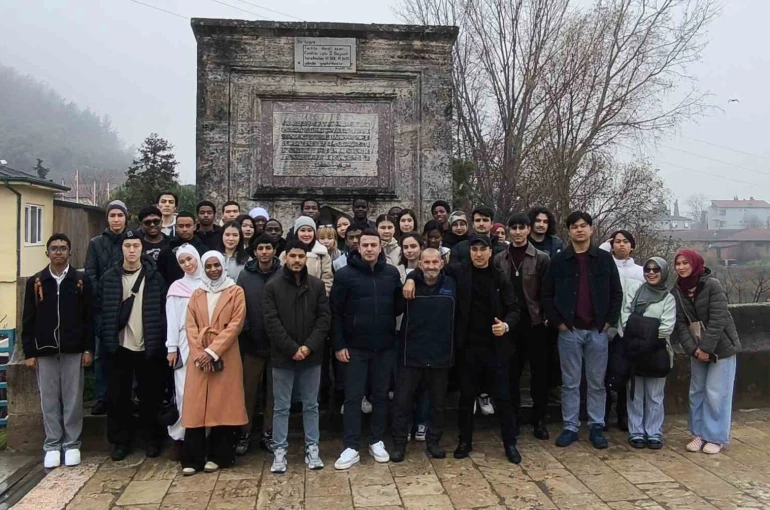 Üniversiteli öğrenciler tarihi ve doğal mekanları keşfetti