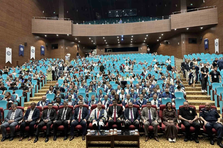 Uşak Üniversitesi mezunlarını mesleki yaşama uğurladı