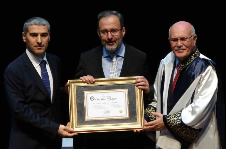 Uşak Üniversitesinde 2025-2026 akademik yılı törenle başladı