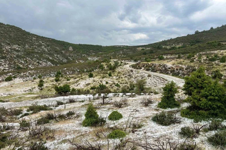 Uşak’ın yüksek kesimlerinde dolu yağışı etkili oldu