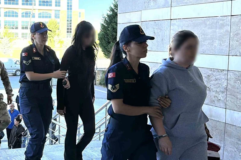 Uşak’ta belediye şirketlerinde sigortalı gösterilip Yalım’ın işletmelerinde çalıştıkları tespit edilen 15 şüpheli adliyeye sevk edildi