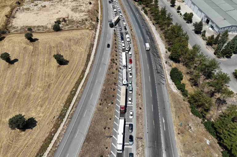 Uşak’ta çekici üzerindeki domates yüklü kamyon yola devrildi