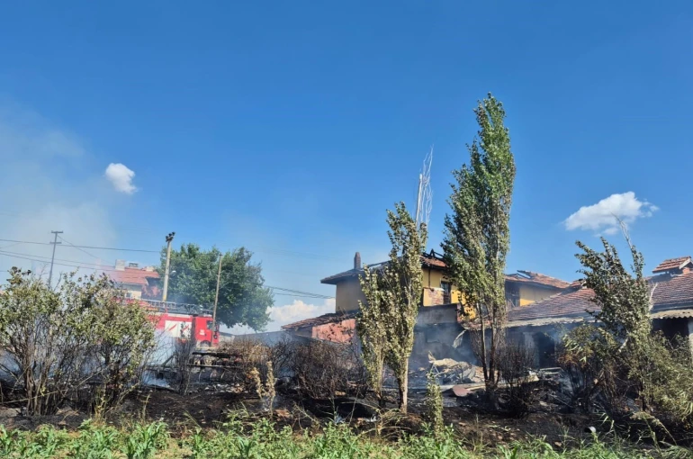Uşak’ta çıkan ev yangında ev kullanılmaz hale geldi 