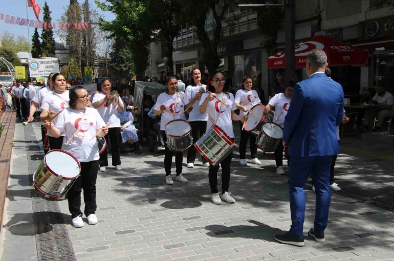 Uşak’ta engellilere farkındalık yürüyüşü gerçekleştirildi