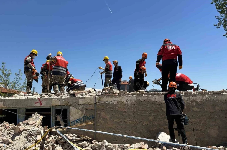 Uşak’ta gerçeği aratmayan deprem tatbikatı gerçekleştirildi