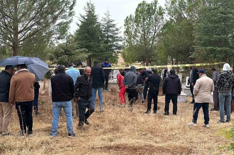 Uşak’ta iki cenaze karıştı: Yanlış defin sonrası mezar açıldı
