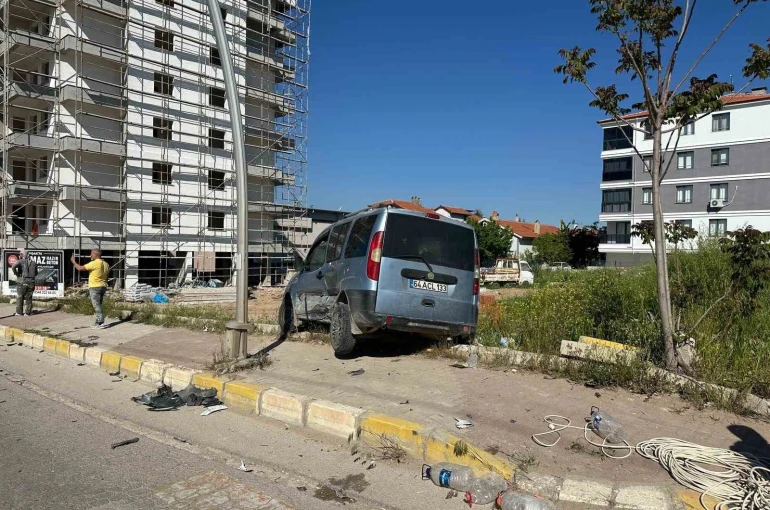 Uşak’ta park halindeki araca çarpan otomobil kazaya neden oldu: 4 yaralı
