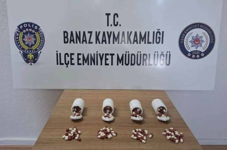 Uşak’ta polisten kaçan araçtan atılan poşette 197 adet sentetik ecza hapı ele geçirildi