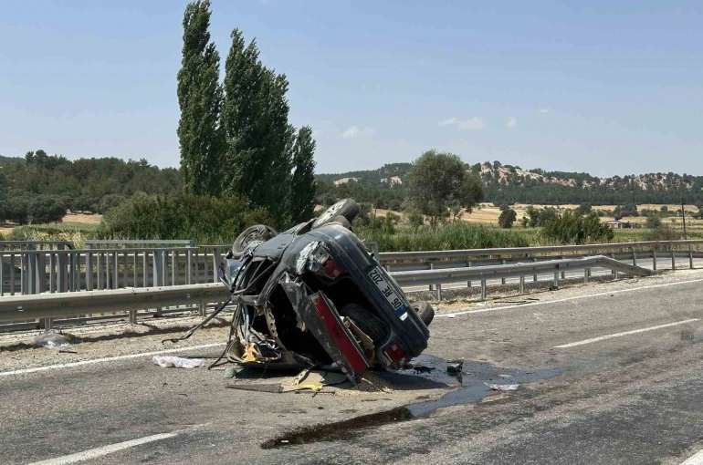 Uşak’ta takla atarak karşı şeride geçen otomobilde aynı aileden 4 kişi yaralandı