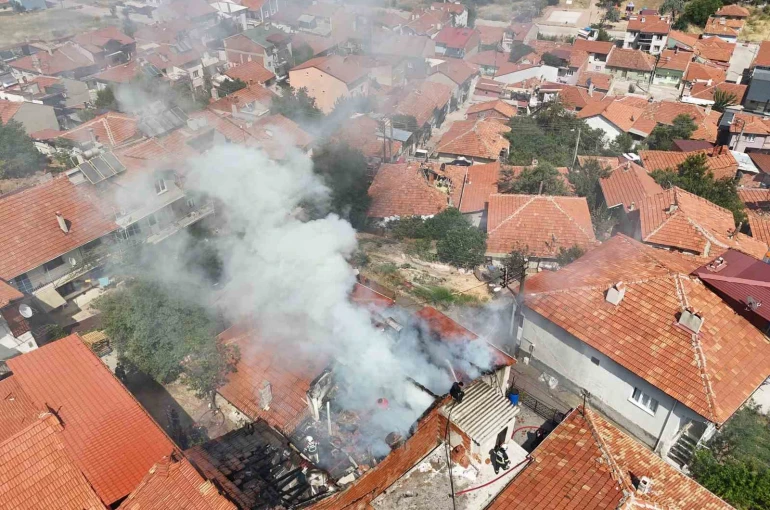 Uşak’ta tek katlı evde çıkan yangın söndürüldü