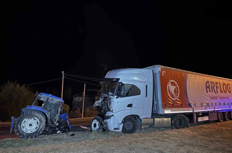 Uşak’ta traktör ile tır çarpıştı: 1 ölü, 1 yaralı