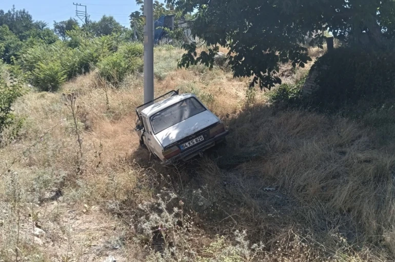 Uşak’ta yoldan çıkan otomobil elektrik direğine çarptı: 4 yaralı