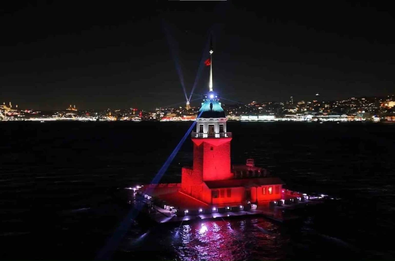 Üsküdar Kız Kulesi’nde yılbaşına özel ışık şovu mest etti