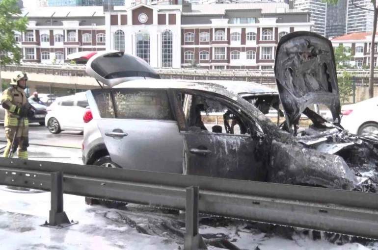 Üsküdar’da alev alev yanan SUV kullanılamaz hale geldi