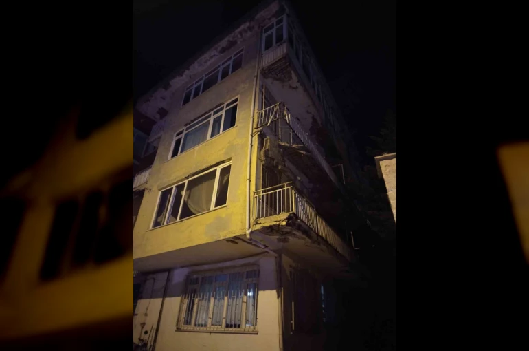 Üsküdar’da dört katlı binanın balkonu çöktü