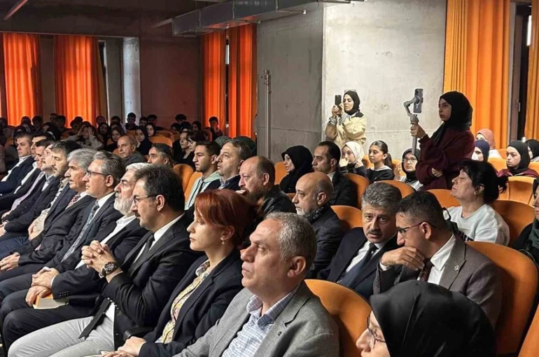 Usta edebiyatçı Şair Sezai Karakoç vefatının 4’üncü yıl dönümünde "Dirilişin Işığı" hat sergisiyle anıldı