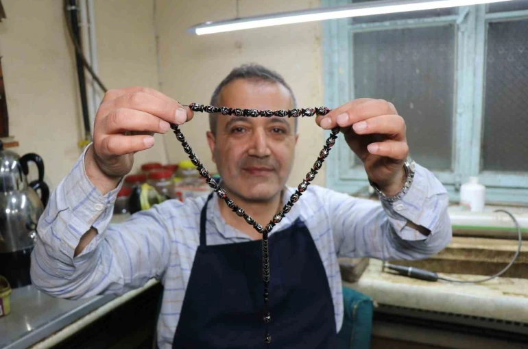 Ustasından Türkiye’de bir ilk: Balık taneli Oltu taşı tespihi yaptı