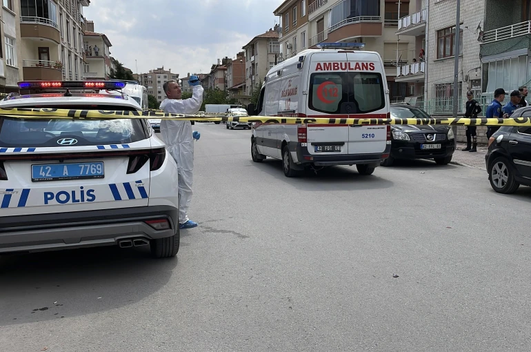 Üvey annesi ile kız kardeşinin boğazını keserek öldürdü