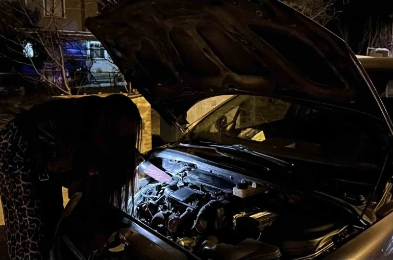 Uygulama noktasında arızalanan otomobilin yardımına, uygulamada durdurulan genç kadın usta koştu