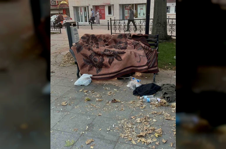 Uyuduğu bankta battaniyenin altından cansız bedeni çıktı