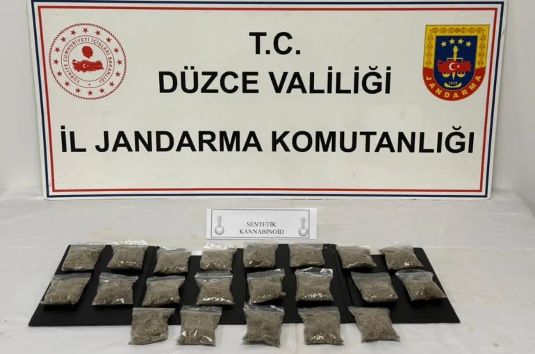 Uyuşturucu maddeleri paketlerken yakalandı