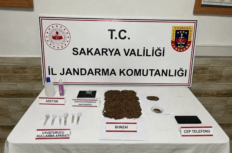 Uyuşturucu operasyonunda 212 kök kenevir ele geçirildi, 3 şüpheli tutuklandı