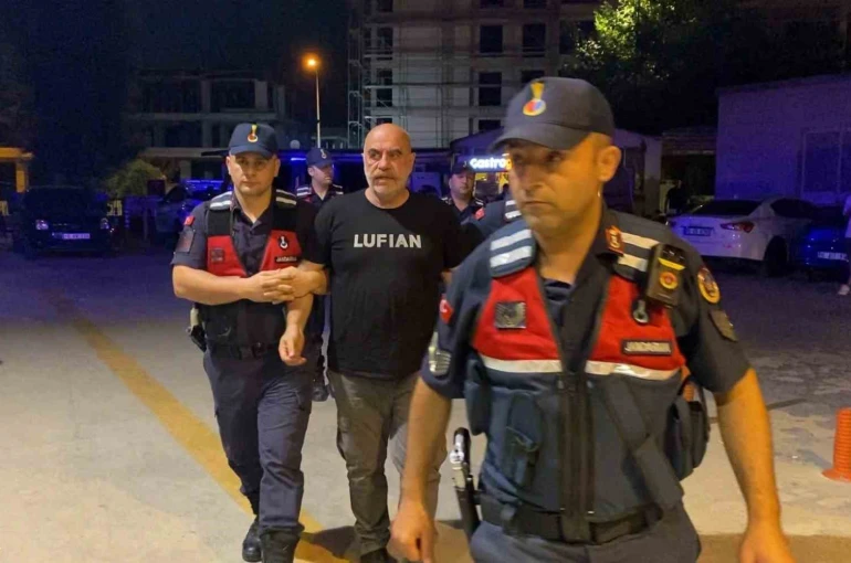 Uyuşturucudan gözaltına alınan Ezel Akay’ın kenevir tarlasına çevirdiği evinden şok görüntüler