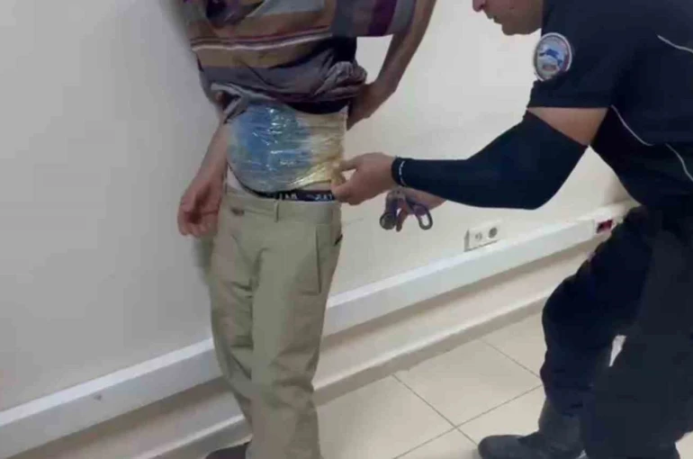 Uyuşturucuyu bantla beline ve bacaklarına saran zehir taciri hayrete düşürdü