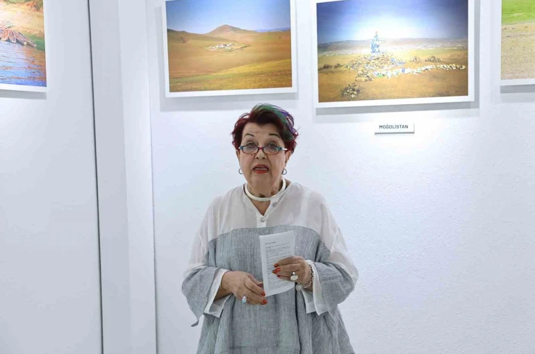 "Uzaklarda Bir Yerlerde" sergisi açıldı 