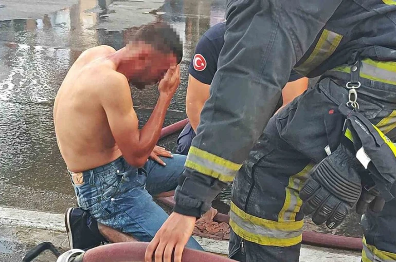 Üzerine döktüğü benzin gözlerinden ediyordu