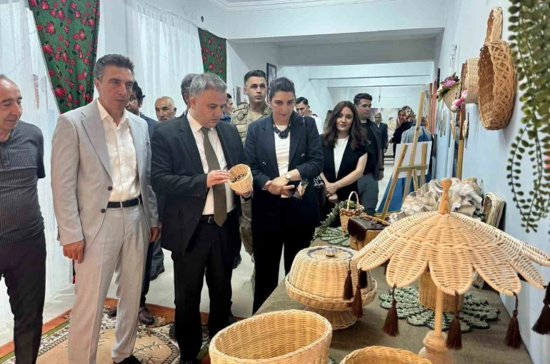 Üzümlü’de Halk Eğitim kursiyerlerinin el emeği eserleri sergilendi