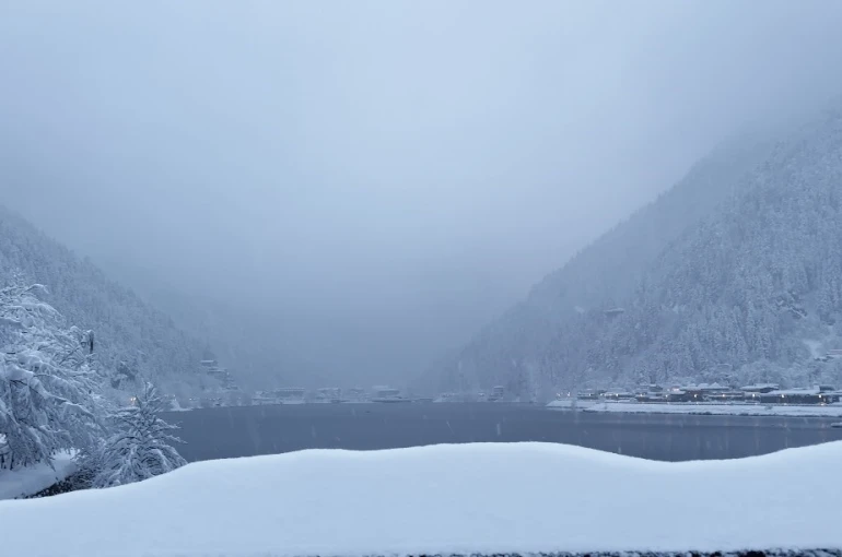 Uzungöl beyaza büründü: Kar kalınlığı 1 metreyi aştı