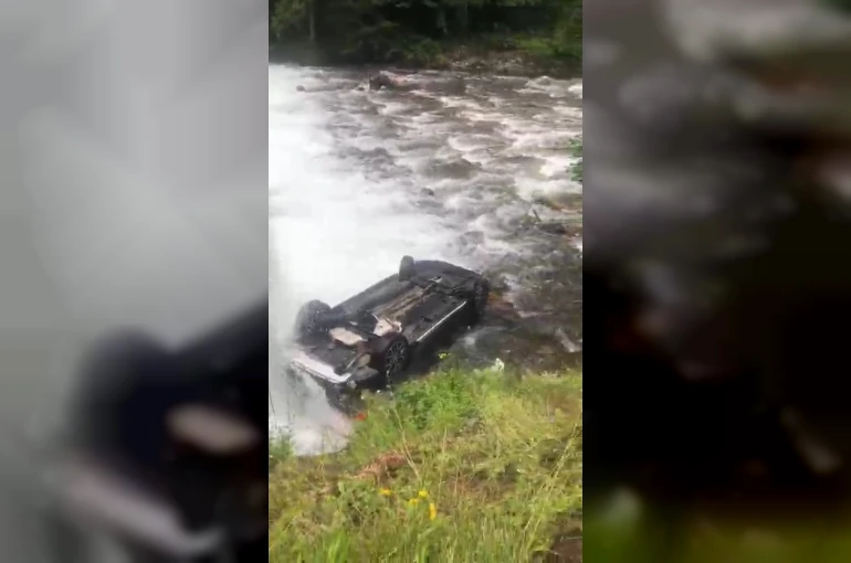 Uzungöl’de araç şelaleye uçtu: 1 yaralı