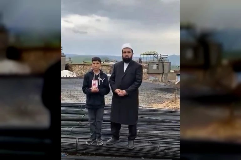 Vaazdan etkilendi, kumbarasındaki paraları camiye bağışladı