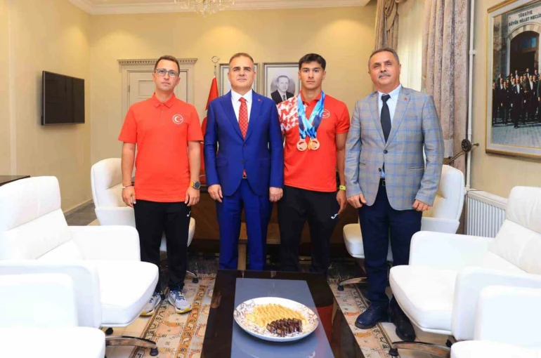 Vali Akbıyık Dünya şampiyonunu ağırladı