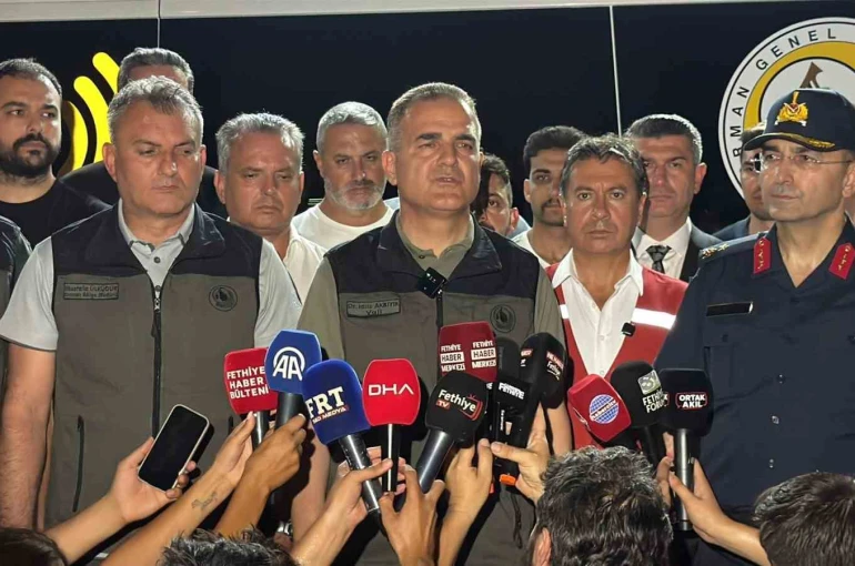Vali Akbıyık: "Orman yangını için 417 personel ve 126 araçla mücadelemiz sürüyor"