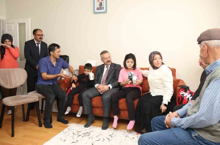 Vali Aksoy’dan evde eğitim alan özel kardeşlere ziyaret