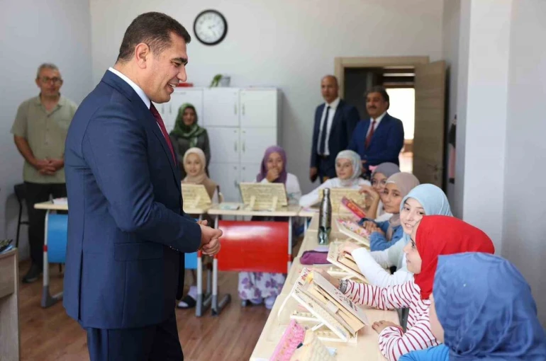 Vali Aslan kız Kur’an kursu öğrencileriyle bir araya geldi