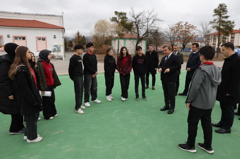 Vali Aydoğdu, Erzincan Lisesi’nde kauçuk zeminli spor alanını inceledi 