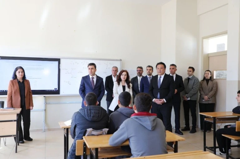 Vali Aygöl, öğrencilerle bir araya geldi 