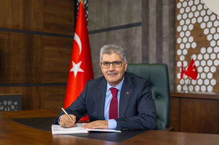 Vali Çelik: "Gençlerimizin eğitimini her şeyin üzerinde tutuyoruz"
