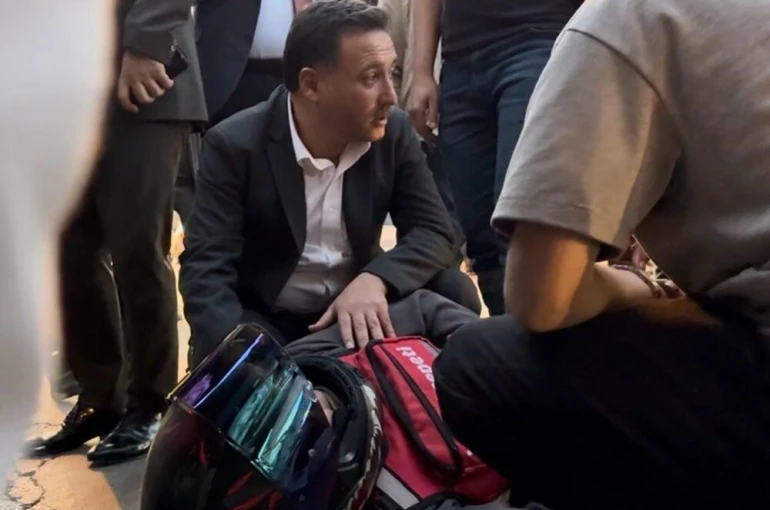 Vali Çiçek denk geldiği kazaya duyarsız kalmadı