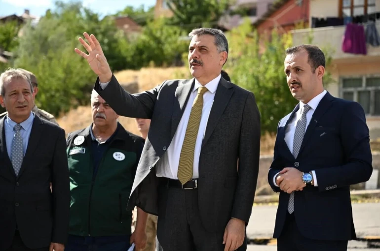 Vali Çiftçi, İspir’de heyelan bölgesinde incelemelerde bulundu