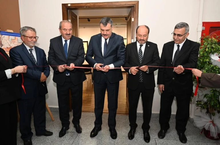 Vali Çiftçi, Müzehhip Sadrettin Er’in kişisel sergisini gezdi