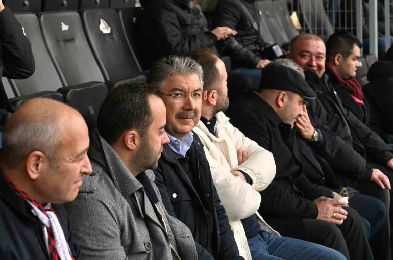 Vali Erdinç Yılmaz, Eskişehirspor’un Altay maçını tribünden takip etti