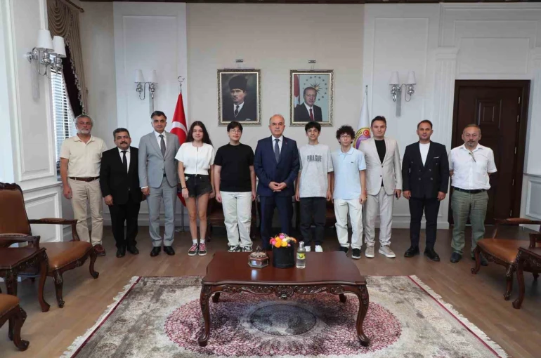 Vali Erol, LGS’de tam puan alan öğrencileri ağırladı