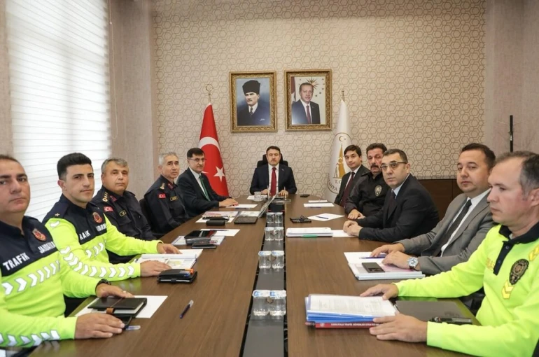 Vali Işın, ’Karayolu Trafik Güvenliği’ toplantısına katıldı