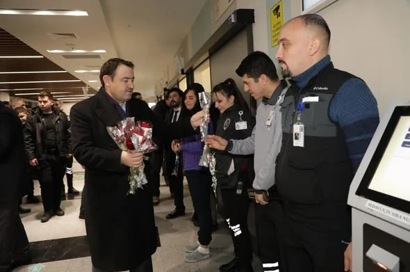 Vali Işın, yılbaşında görevleri başındaki kurum personelleriyle bir araya geldi
